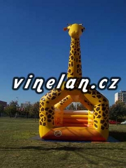 Skákací hrad Žirafa 10×5 – pronájem atrakcí Vinelan